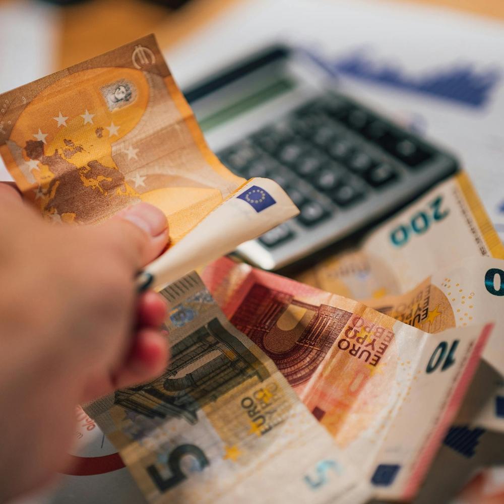 Salário médio real sobe 2,9% no início de 2025, diz INE